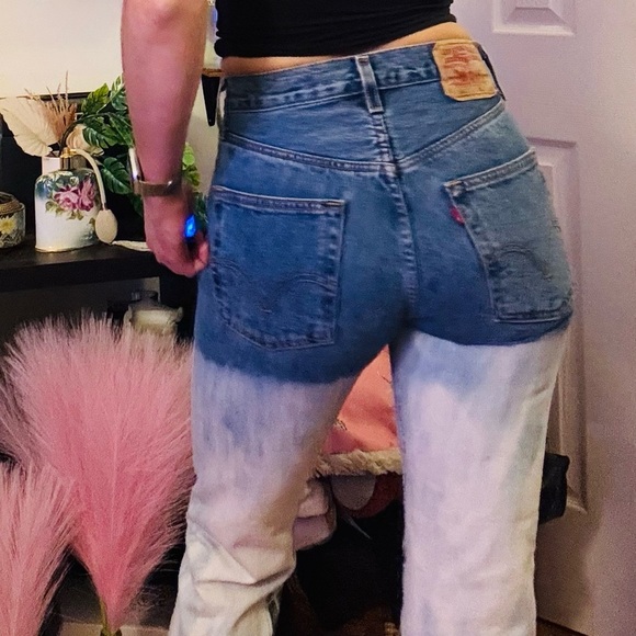 Levi’s Vintage 2004 Women’s Custom Bleached Painted 501’s Size 28​ - Picture 4 of 14